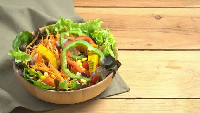 4k在木制背景上放置和放置沙拉碗。