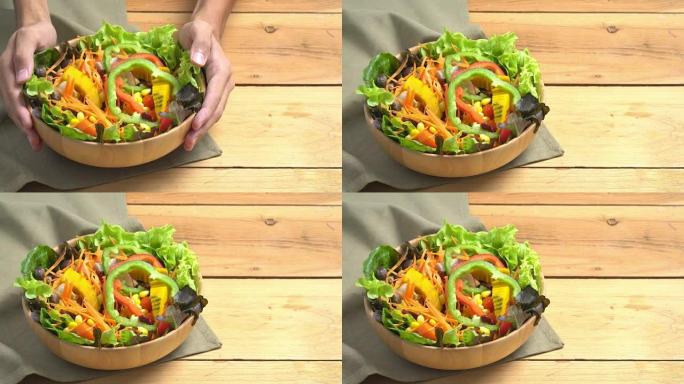 4k在木制背景上放置和放置沙拉碗。