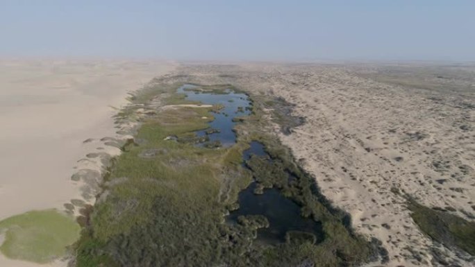 纳米比亚骷髅海岸纳米布沙漠绿洲泉的4k空中飞行