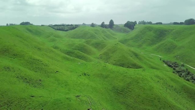 新西兰乡村绿山的空中拍摄