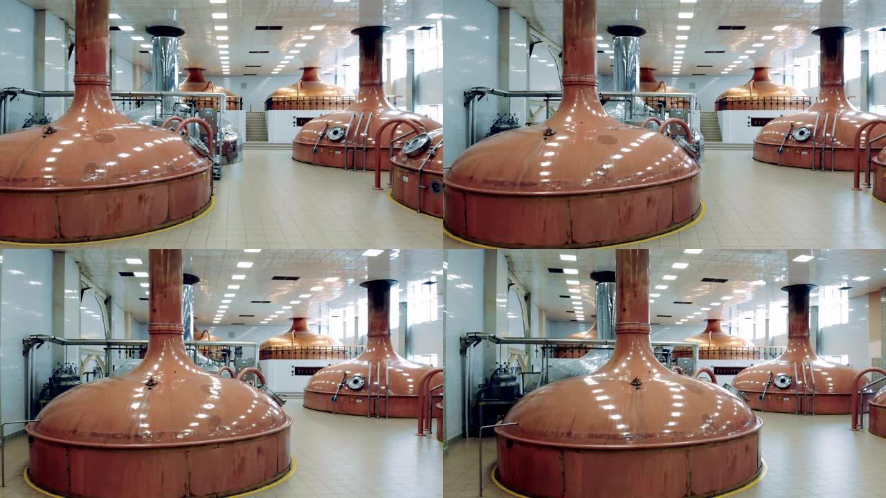 铜容器在一家现代化的啤酒厂储存大量啤酒。