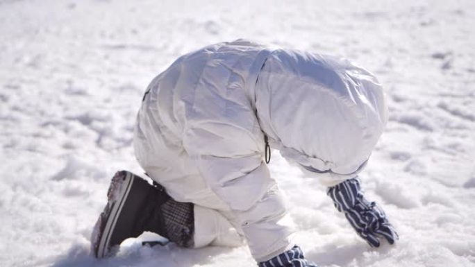 欢快的孩子在雪地里玩耍