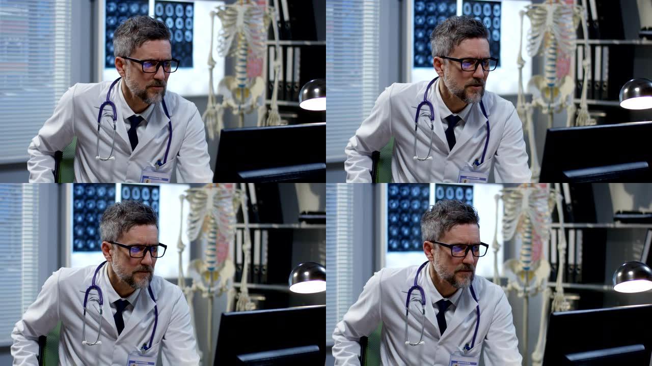 男医生在视频通话中讲话