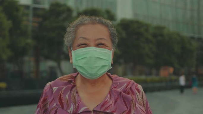 新常态: 戴着防护医用口罩的亚洲高级女性