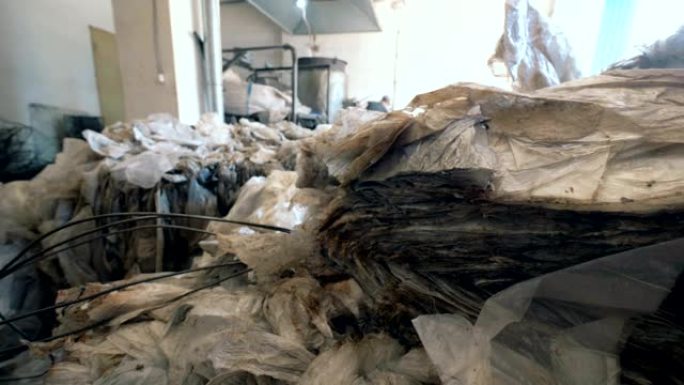 回收装置中堆积了大量塑料包装材料