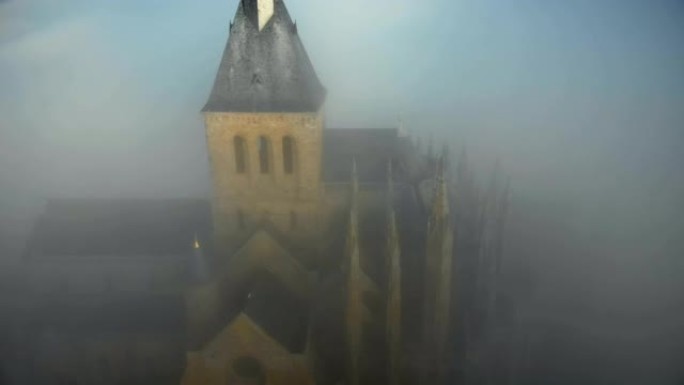 美丽的空中特写镜头，拍摄神秘的圣米歇尔山城堡堡垒在厚厚的深灰色云层下。