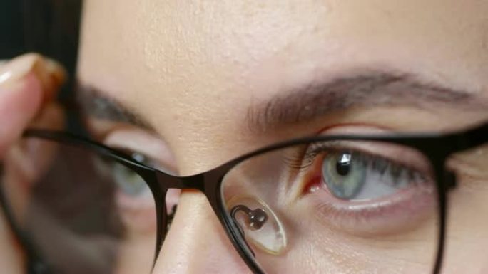 戴眼镜的年轻女子眼睛特写眼部疾病配眼镜行
