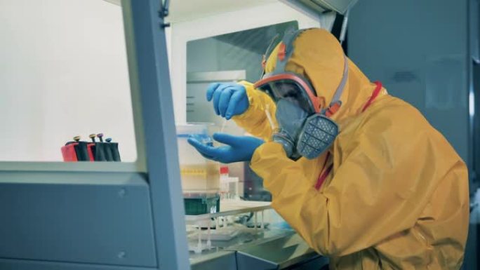 人类在实验室工作，为新型冠状病毒肺炎制造疫苗。