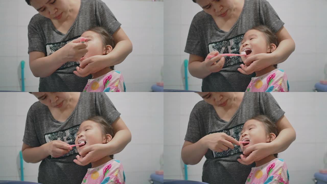 妈妈正在给女儿刷牙