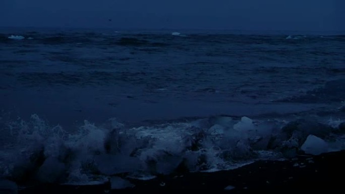 钻石海滩。漂浮在海上的冰川