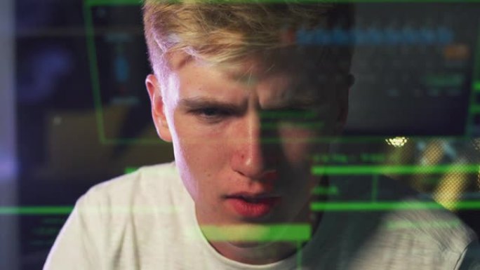 从计算机屏幕上反映数据的男性青少年黑客