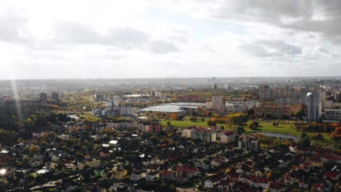 白俄罗斯明斯克秋季，无人机在美丽的内郊区住宅区、建筑和公园全景上空高飞。