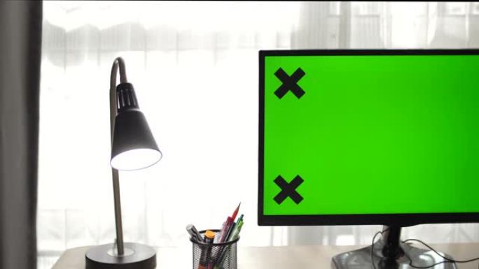 绿色模拟屏幕个人电脑站立的办公桌照片
