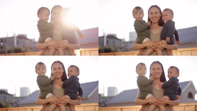 快乐的亚洲妈妈和双胞胎婴儿在户外晒太阳摆姿势