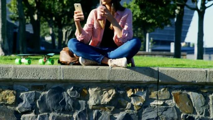 女人喝果汁时使用手机4k