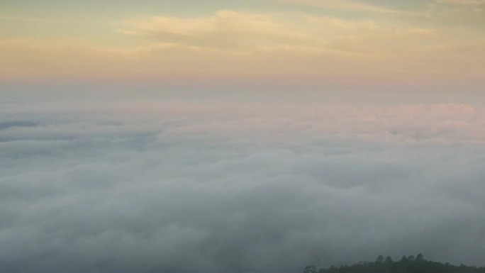 日出和多云的移动雾时间流逝在美丽的天空的山上自然，向上倾斜运动