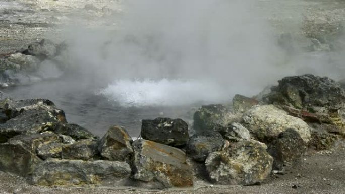 在葡萄牙亚速尔群岛圣米格尔的温泉Furnas喷气孔中煮沸的水。4k
