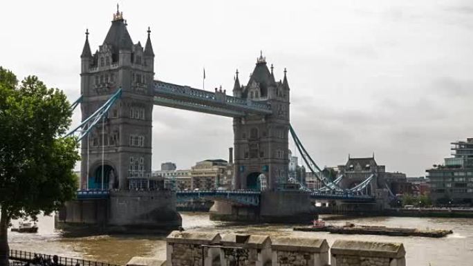 延时: 英国伦敦塔桥的人行通勤人群