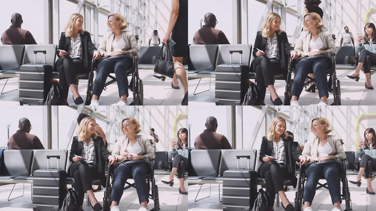 机场候机室的女商人与残疾同事一起坐轮椅-慢动作拍摄