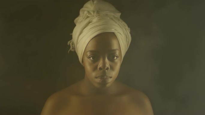 戴头巾的黑人妇女的肖像