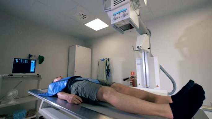 一名男子在医院病房接受扫描，特写。