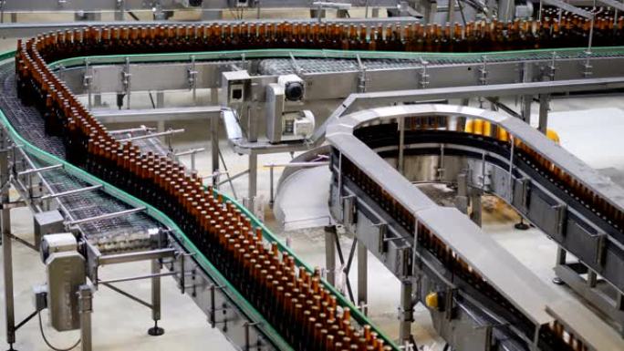 工厂运输皮带置换啤酒瓶