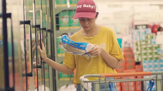在超市买速冻食品的女人。