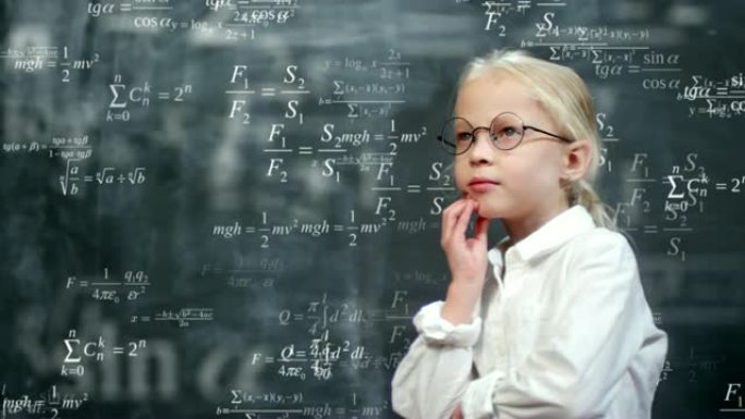 女学生用动画数学公式在黑板上努力思考