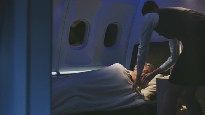 商人睡在私人飞机上