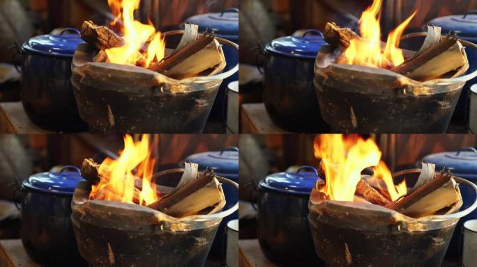 在泰国传统炉灶中燃烧木材