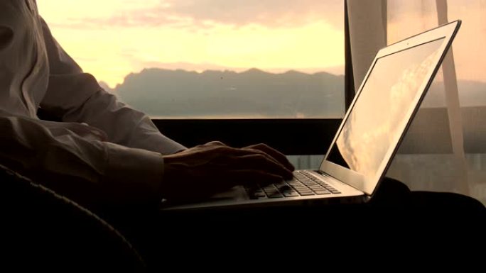在家工作，男人用笔记本电脑