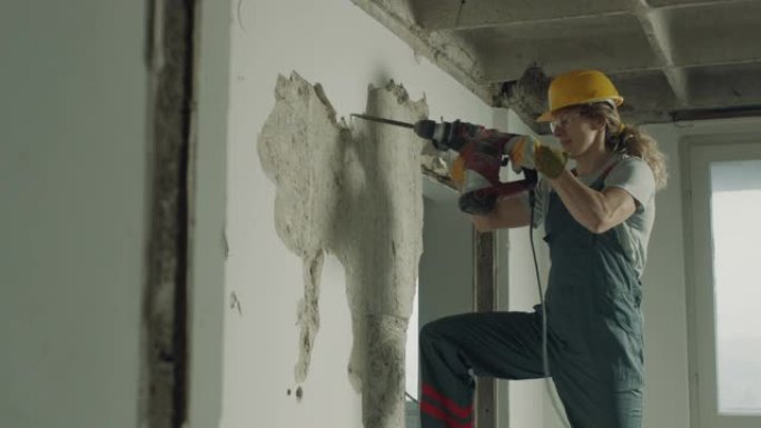 建筑工人用电钻拆墙