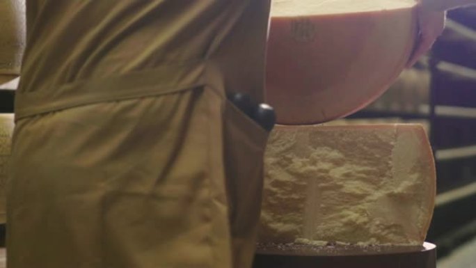 意大利，帕尔马-02.05.2018-奶酪制造商控制帕尔马奶酪的调味料，这种调味料必须成熟几个月。该