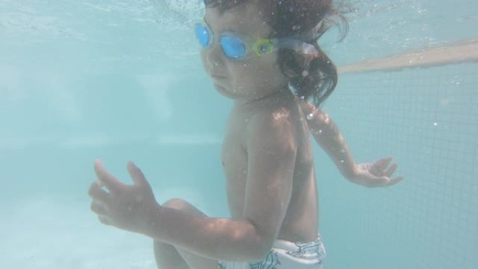 亚洲男婴在游泳池水下游泳