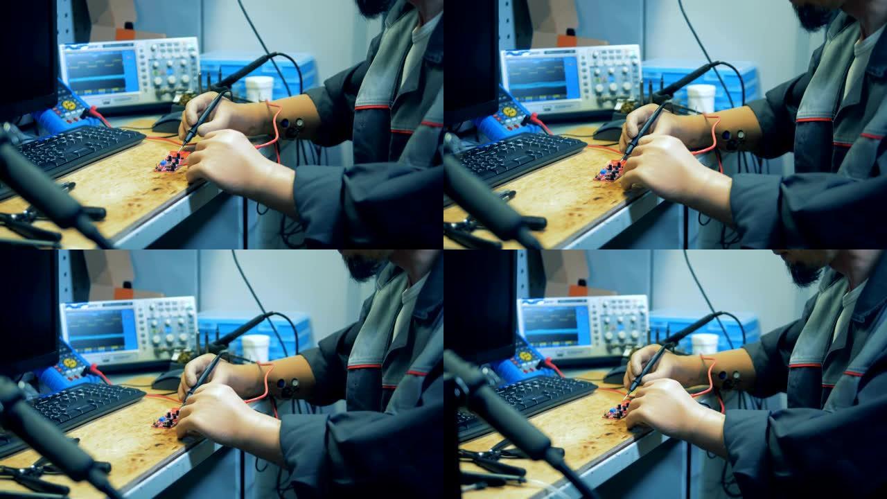 一名双手假肢的残疾人用电压表工作，特写。