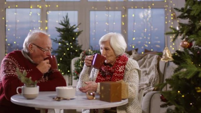 老年夫妇在圣诞节喝可可