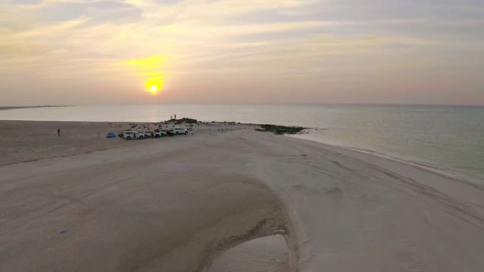 在Masirah岛上的海滩上进行空中露营