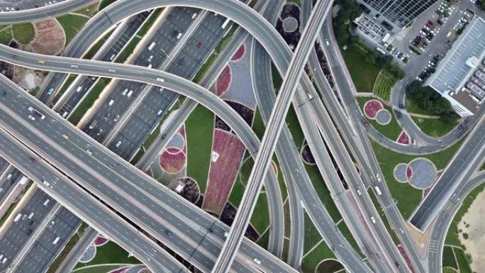 道路交叉口和城市交通的无人机视点/阿联酋迪拜