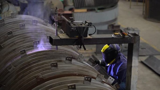 拉丁美洲蓝领工人用工业焊工焊接机器