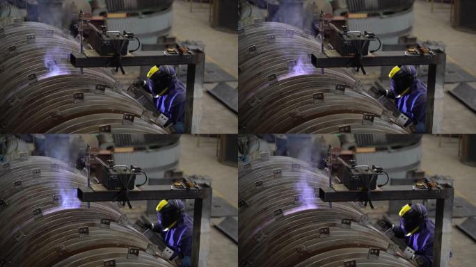 拉丁美洲蓝领工人用工业焊工焊接机器
