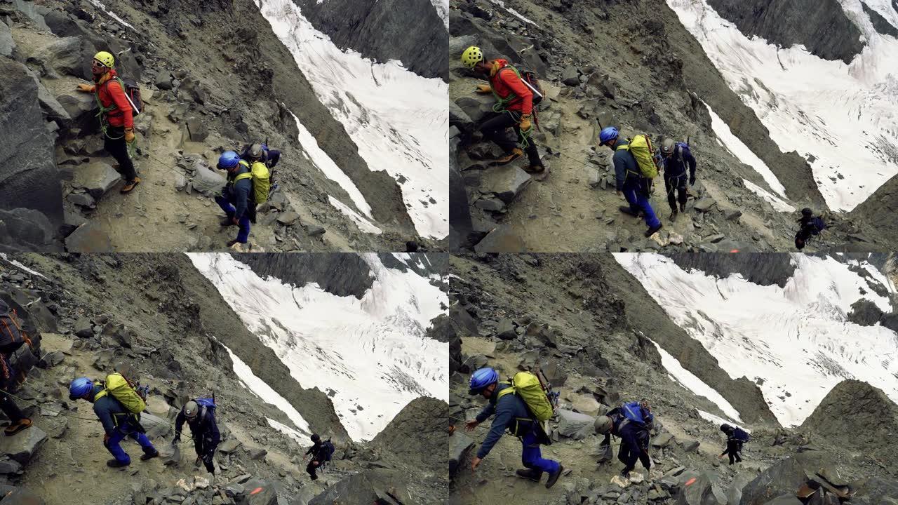 男人正在爬到山顶团队合作攀登雪山高峰胜利