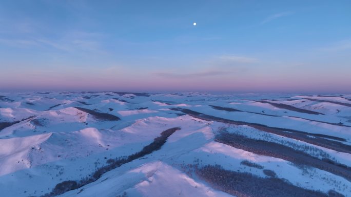 航拍冰雪覆盖的雪原雪岭晨光