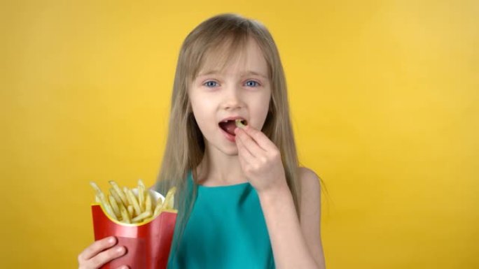 可爱的小女孩吃薯条