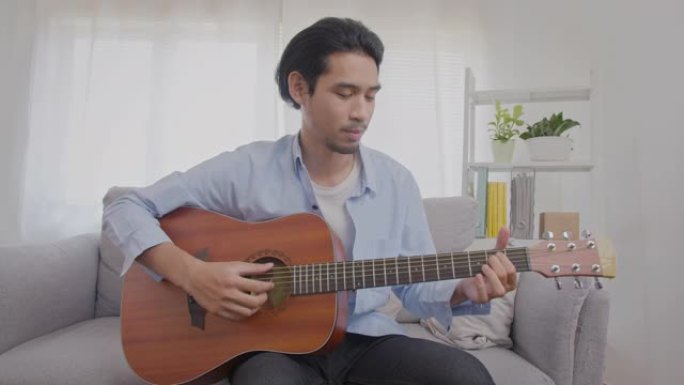 亚洲男子在线教吉他
