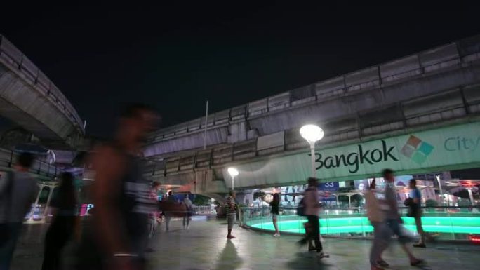 延时和放大: BTS skytrain在曼谷市中心。