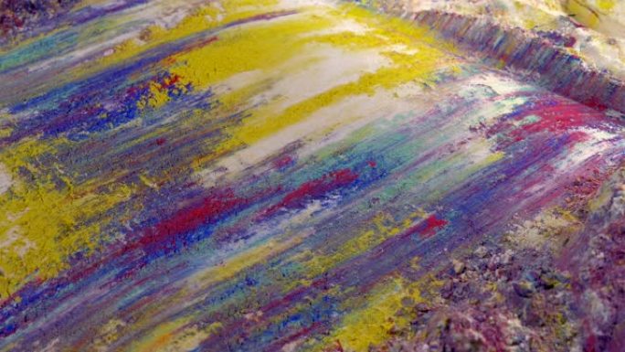 艺术家用彩色图案刮擦油漆粉末