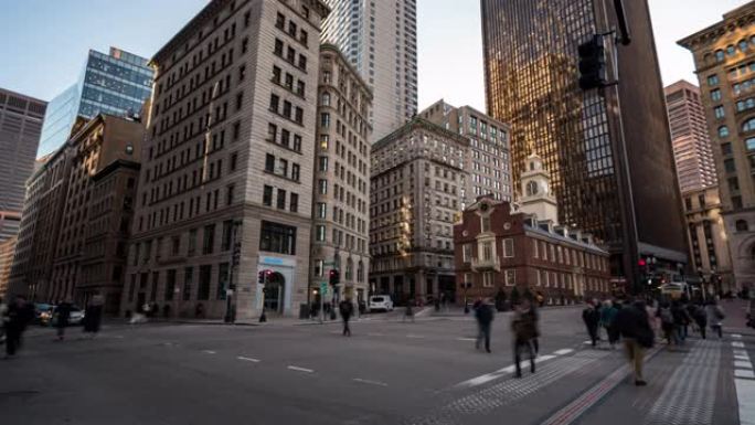 延时:交通和行人在波士顿市中心的波士顿旧州大厦在日落美国