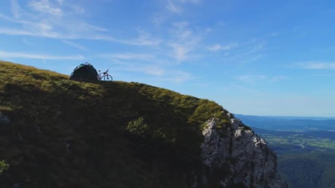 空中狂喜的女徒步旅行者在山上露营