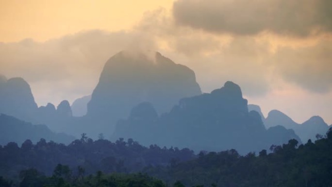 鸟瞰覆盖着热带森林的奇异山脉。日落多云的天空。考索克国家公园，泰国