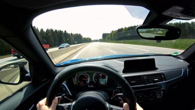在德国高速公路上快速行驶。司机的观点
